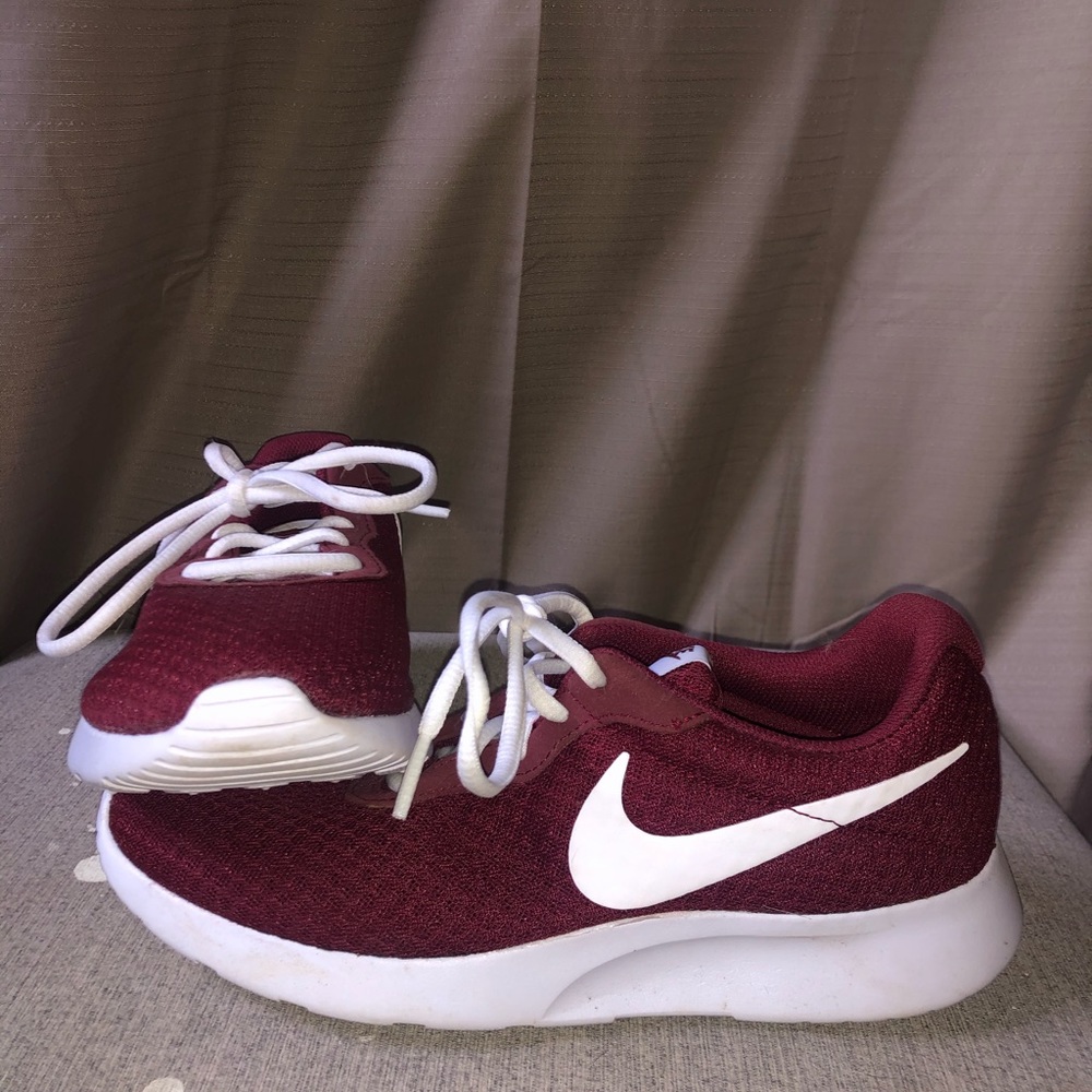 Women’s Nike Tanjun sneakers size 7.5 dark red